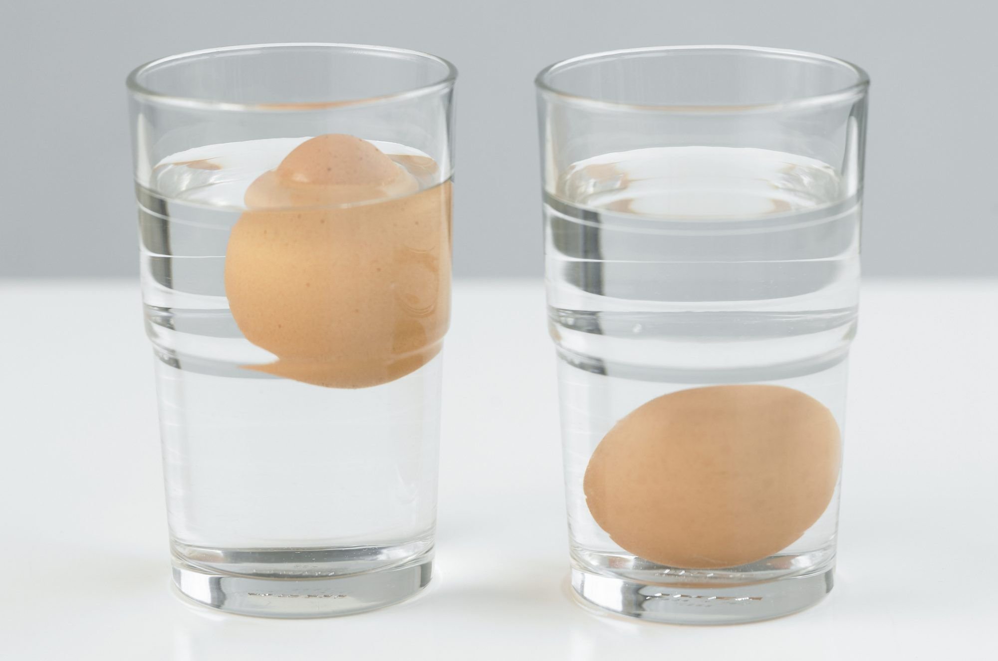 Почему в вареных яйцах вода. Яйцо в стакане с водой. Яйцо в стакане с водой свежесть. Свежее яйцо в воде. Яйцо в соленой воде.