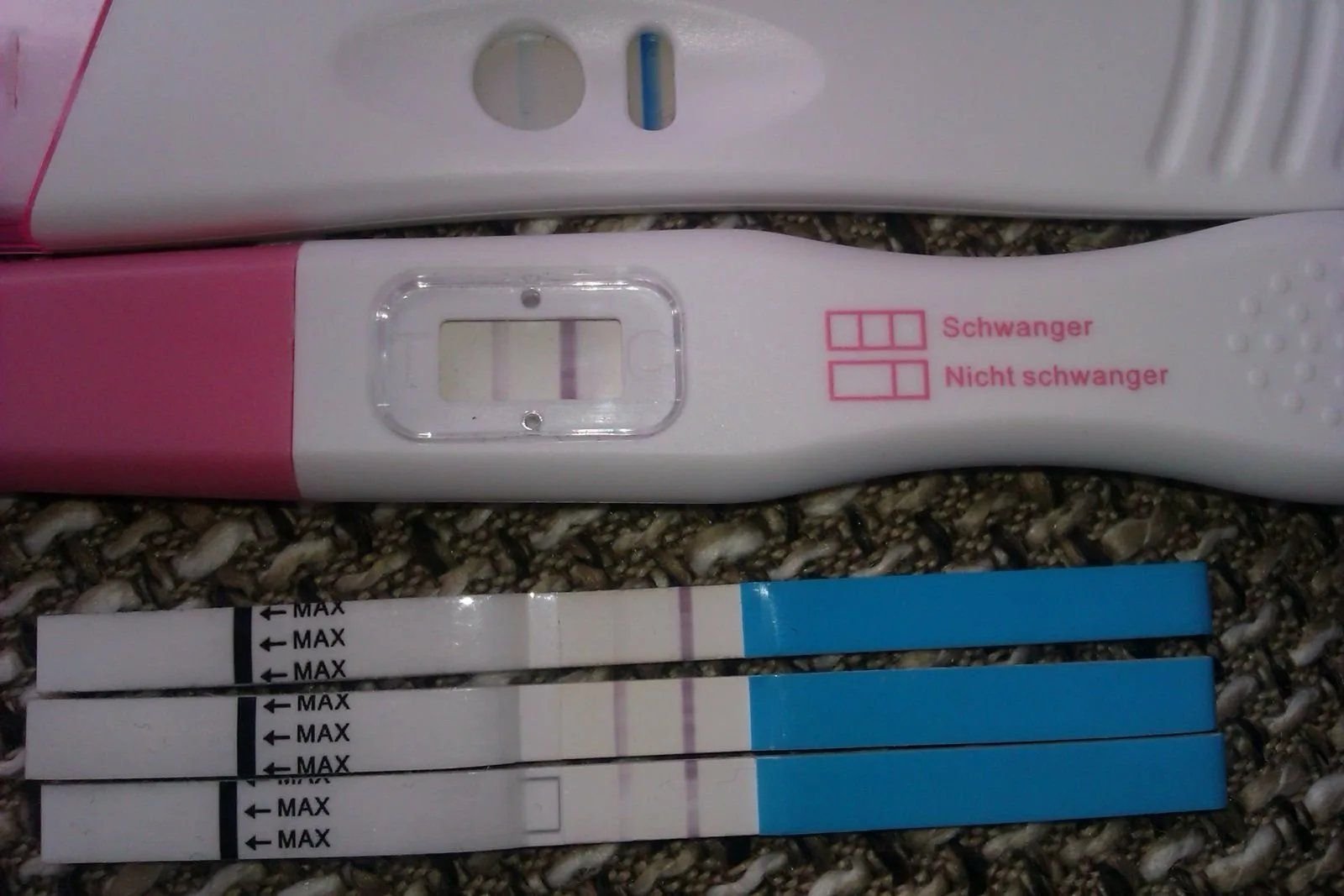 Есть ли беременность если тест отрицательный. Тест на беременность 1 и на 2 день задержки. Положительный тест на беременность 1 день задержки. Струйные тесты на беременность на ранних сроках до задержки. Femitest тест на беременность 1 тест.