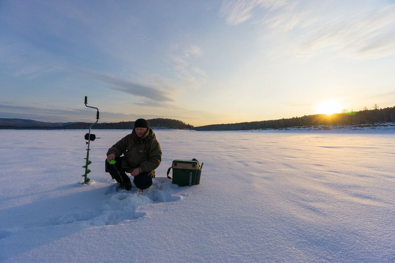 Рыбалки зимний период. Зимняя ловля рыбы. Рыбаки на льду. Зимняя рыбалка на льду. Рыбаки на рыбалке зимой.