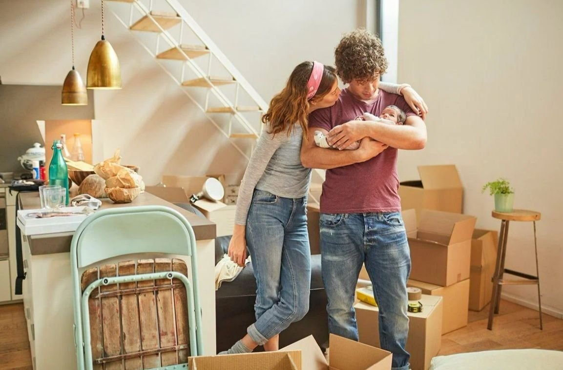 съехал от родителей мем. армия приколы. взрослые дети покидают дом. взрослый ребенок уходит из семьи. мужчина в квартире.