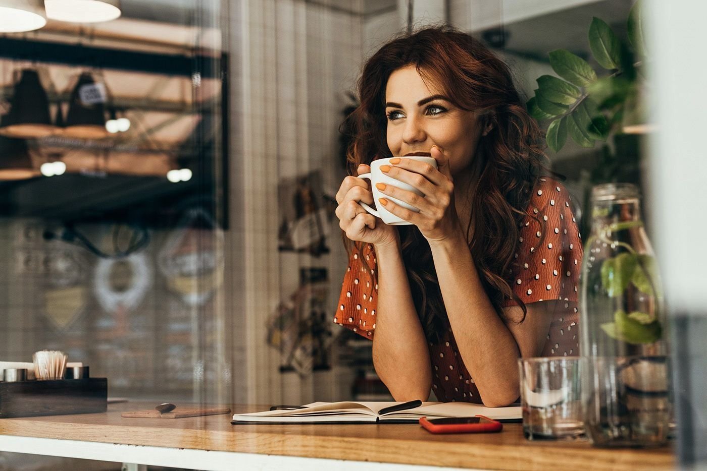 Фото девушек с кофе. Пить кофе. Девушка с кофе. Женщина пьет кофе. Фотосессия с кофе.