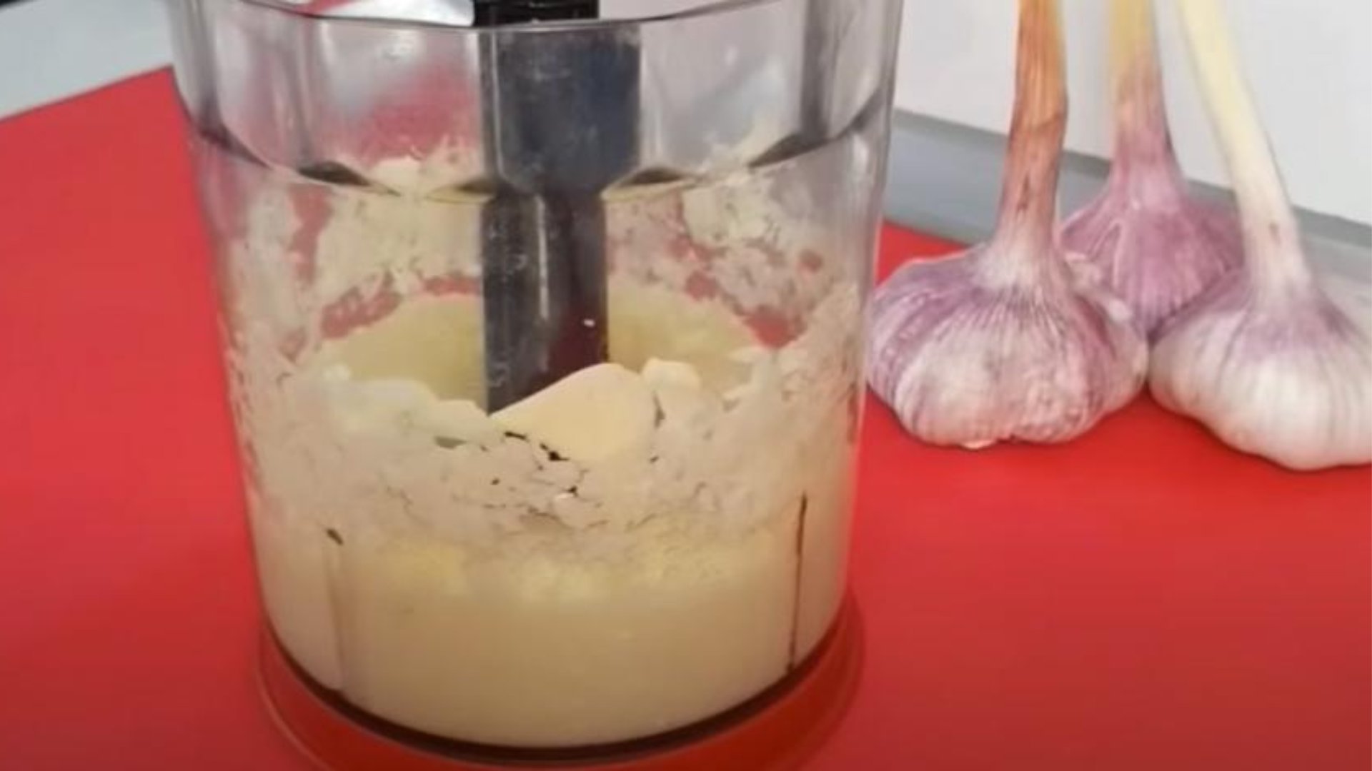 Чеснок через блендер на зиму. Чесночные стрелки заморозка на зиму. Измельченная зелень. Чеснок на зиму блендером в банке. Паста из стрелок чеснока.