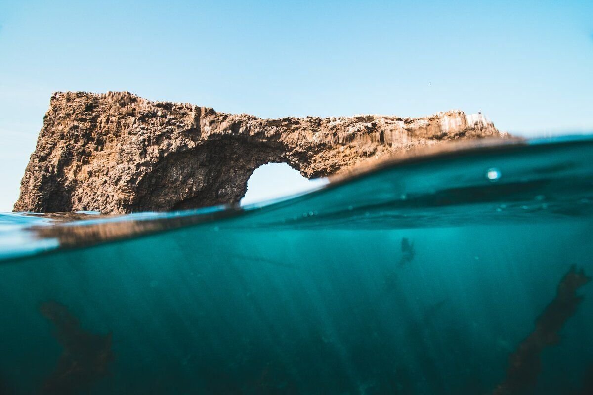 Половина моря. Наполовину в воде скалы. Фуджейра скала в воде. Фото моря на уровне воды. Фотографии наполовину моря.