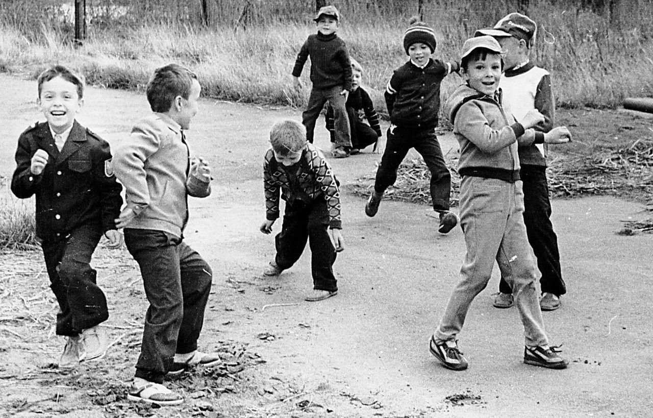 Старые игры детства. Казаки разбойники игра СССР. Советские дети бегают. Советское детство во дворе. Советские дети во дворе.