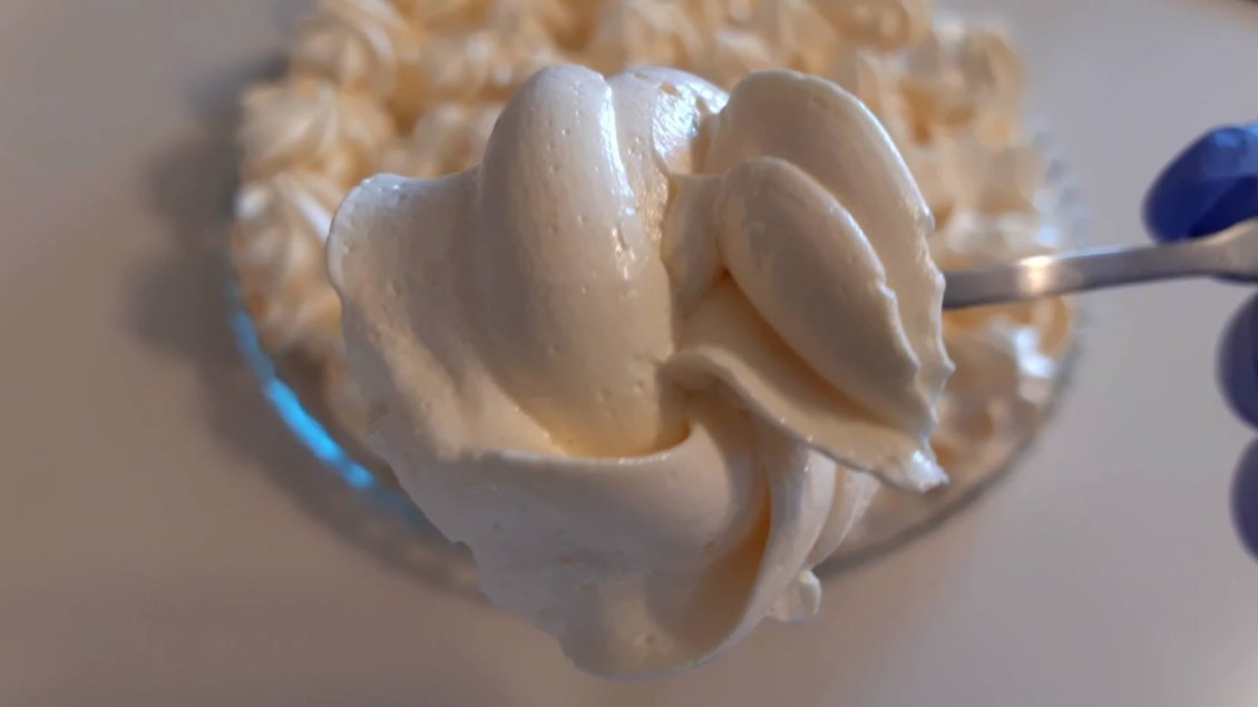 десерт из яичных белков. выпечка из желтков. бисквит из желтков. что можно приготовить из желтков оставшихся. засахаренные желтки десерт.