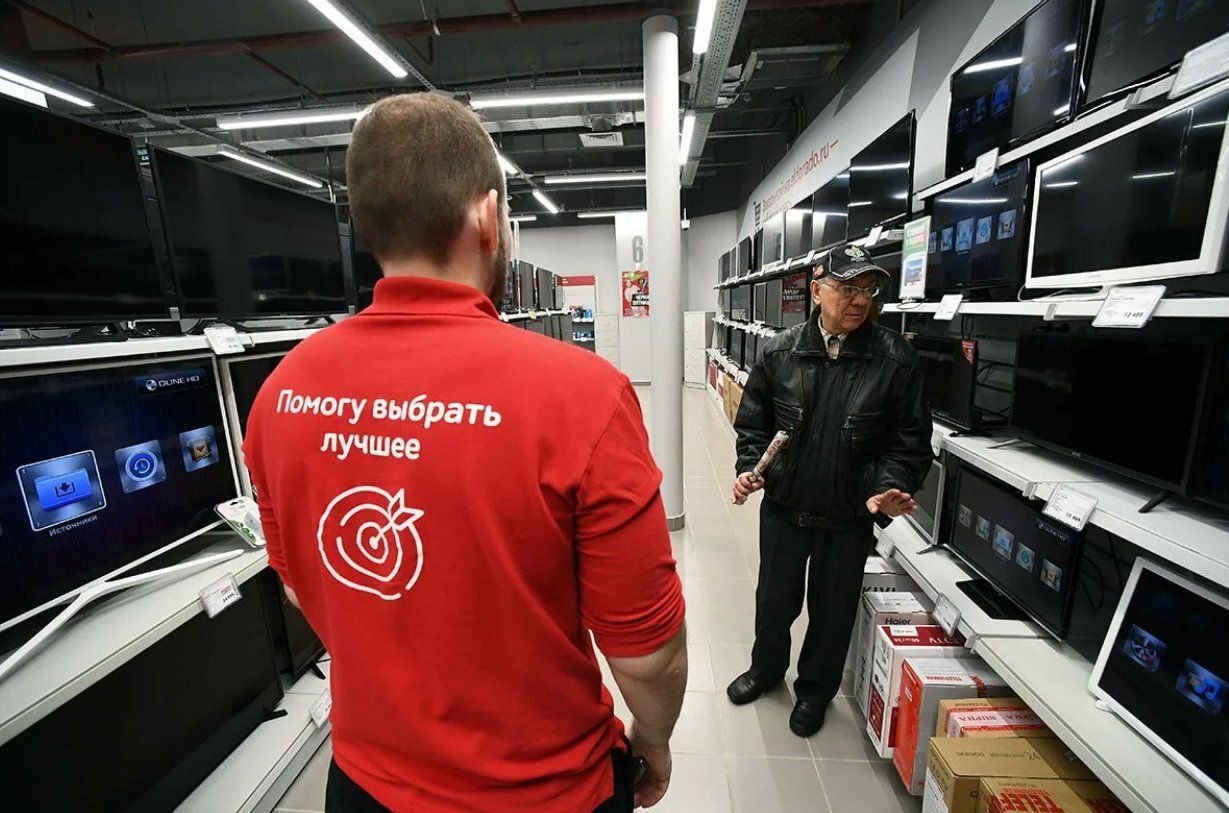 Работа в магазине видео. Продавец бытовой техники и электроники. Продавец консультант в магазин электроники. Продавец м видео. Покупатель в магазине электроники.