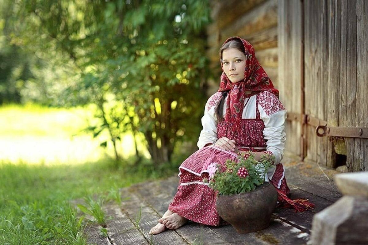 Русские женщины позируют. Девушка в русском национальном костюме. Девушка в сарафане. Славянские девушки.