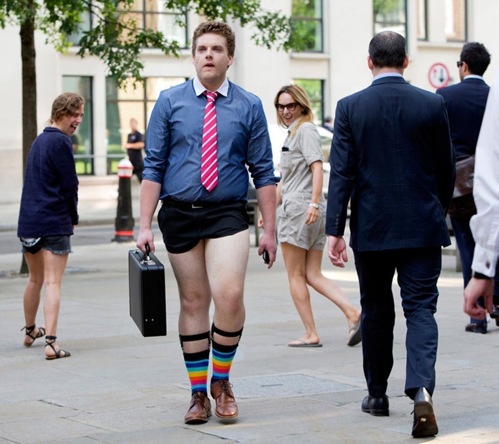 Не успела одеться. Успел одеться. Примерка одежды. Одежда для девушек. Смешно одетые мужчины.