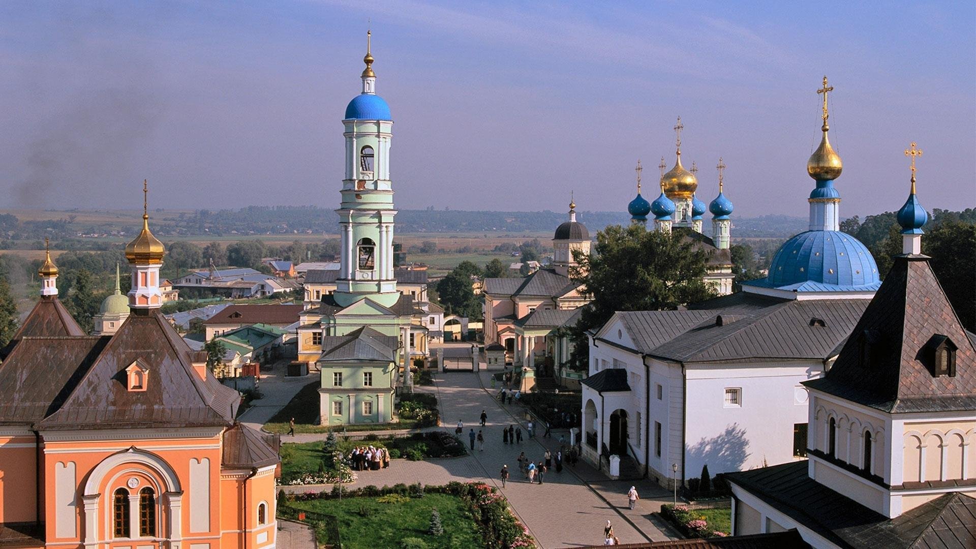 Почему Оптина пустынь в 19-м веке была самым популярным местом ...