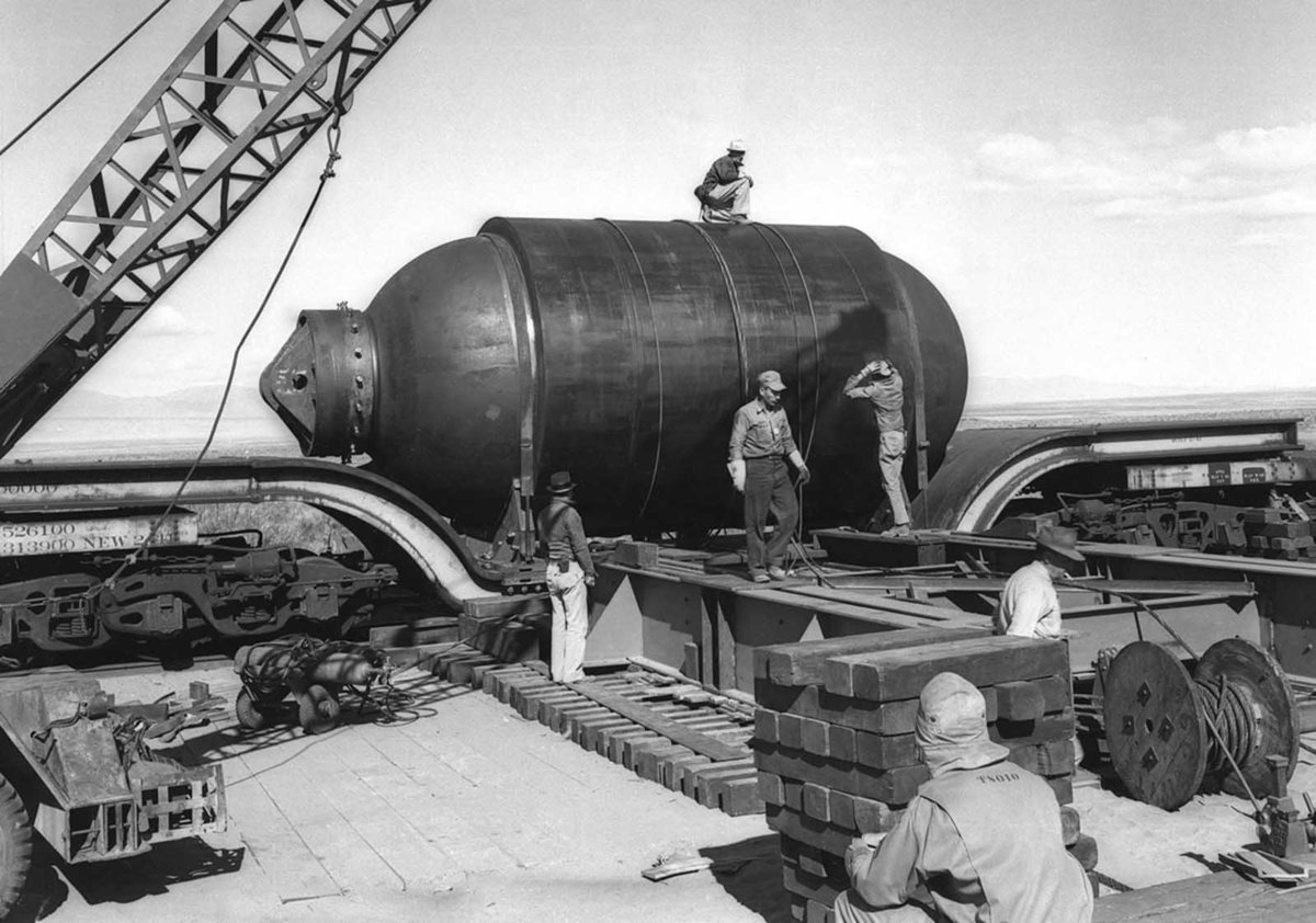Испытание первой ядерной бомбы год. Первая ядерная бомба Тринити. Первая атомная бомба в США 1945. Проект Тринити 1945. Манхэттенский проект атомная бомба.