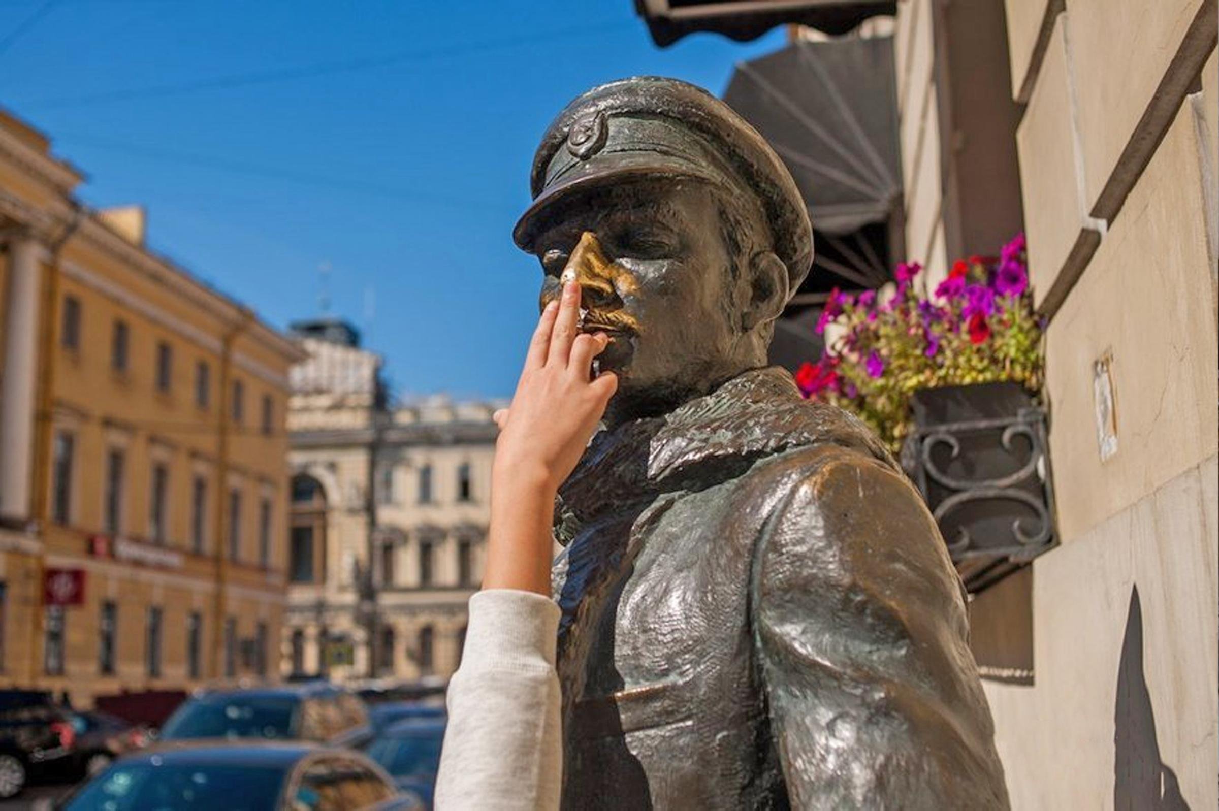 Санкт петербург бендеры. Памятник Остапу Бендеру СПБ. Памятник Остапу Бендеру в Краснодаре. Памятник Остапу Бендеру в Санкт Петербурге фото.