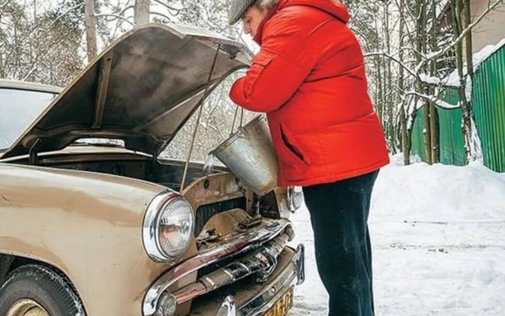 Завести автомобиль. Советские автолюбители. Запуск автомобиля зимой. Прогреть машину. Завести автомобиль зимой.