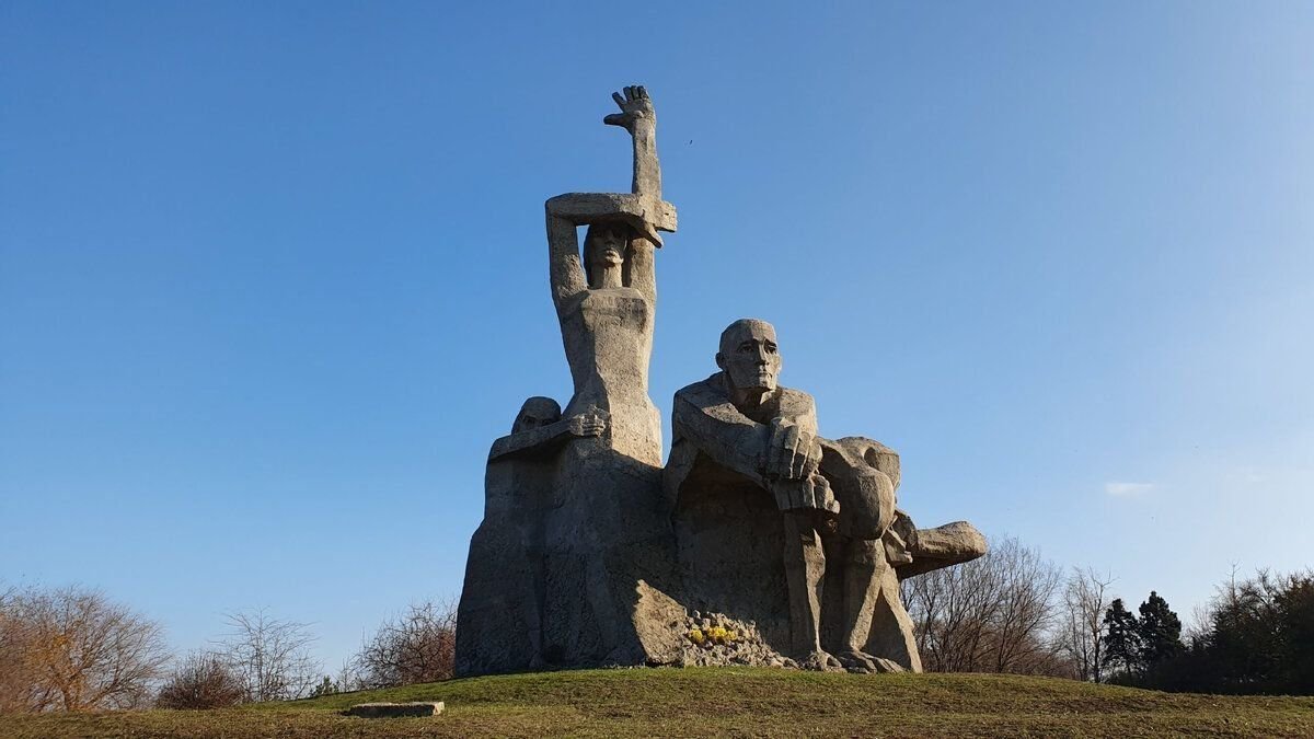 Мемориал в змиевской балке ростов на дону фото