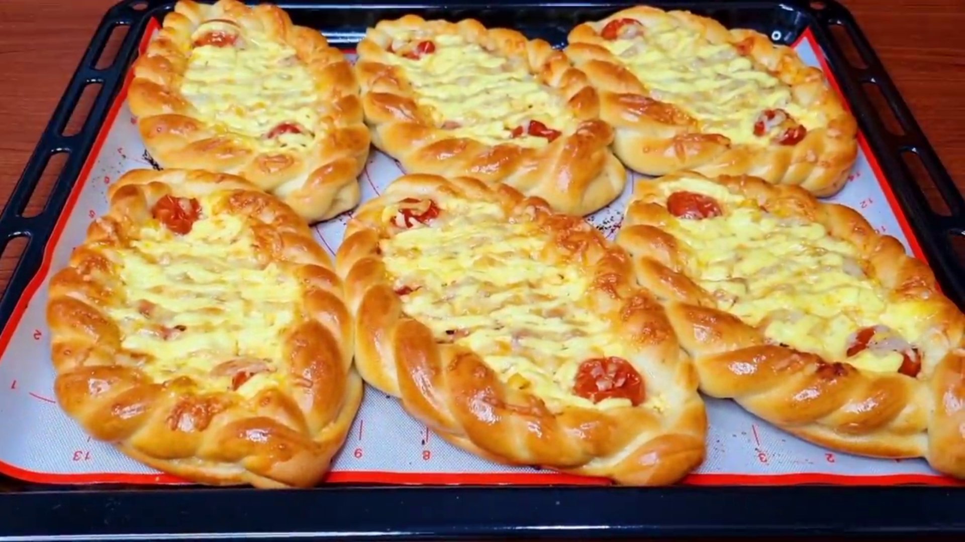 Сгоревшие пироги. Подгоревшие пироги. Горелый пирог. Сгорела плита газовая духовка. Подгорают пироги в духовке.