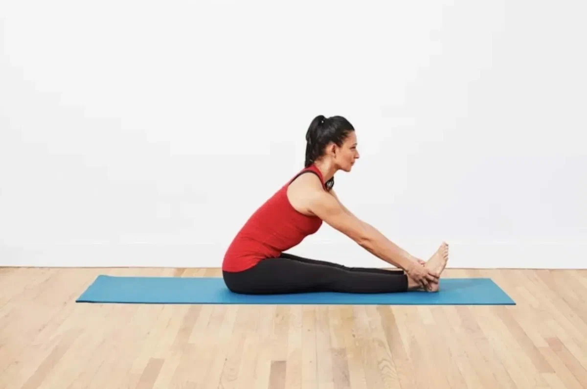 упражнение наклоны сидя. упражнение наклоны сидя. упражнения на растяжку сидя на полу. упражнение наклоны сидя. растяжка.