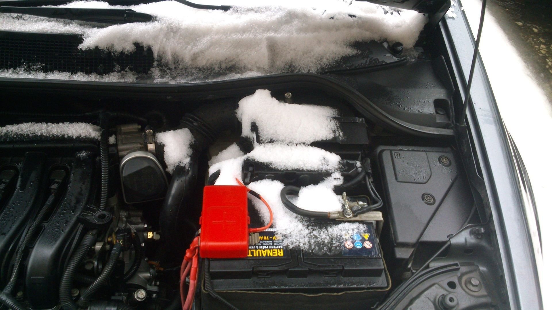 Прикурить аккумулятор с180. Прикурить аккумулятор. Снимать аккумулятор в мороз или нет. Запуск двигателя автомобиля. Запуск двигателя автомобиля в мороз.