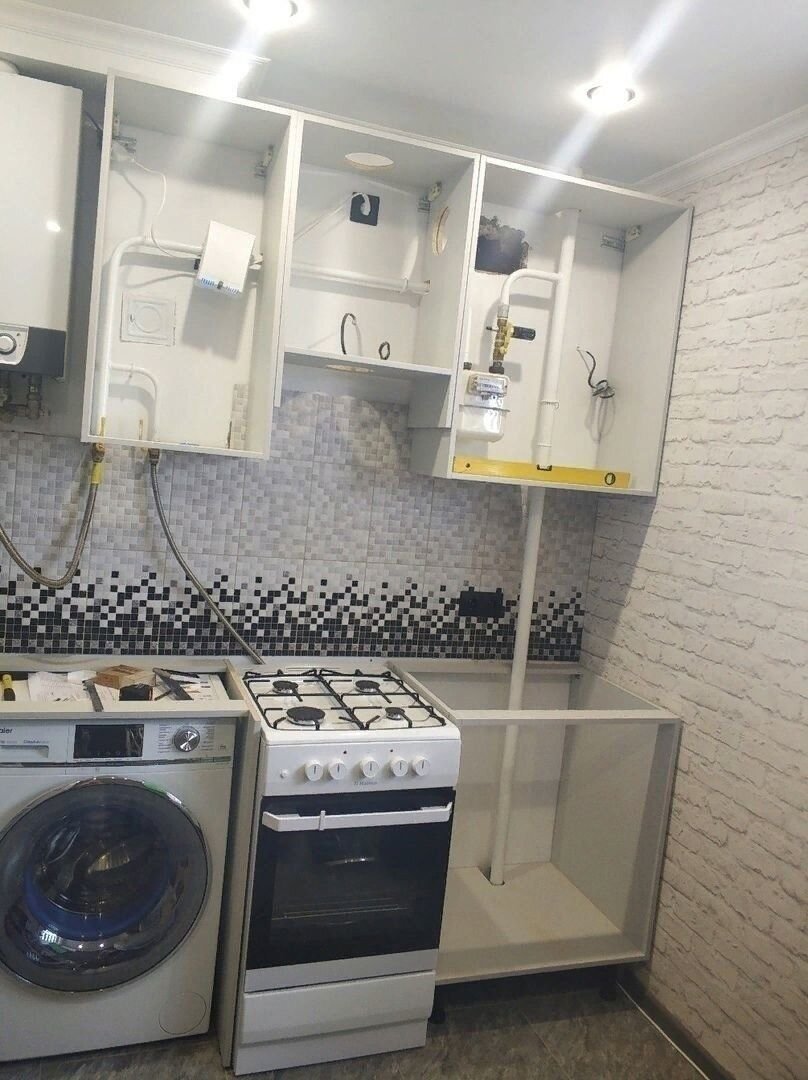 полка на газовую трубу на кухне