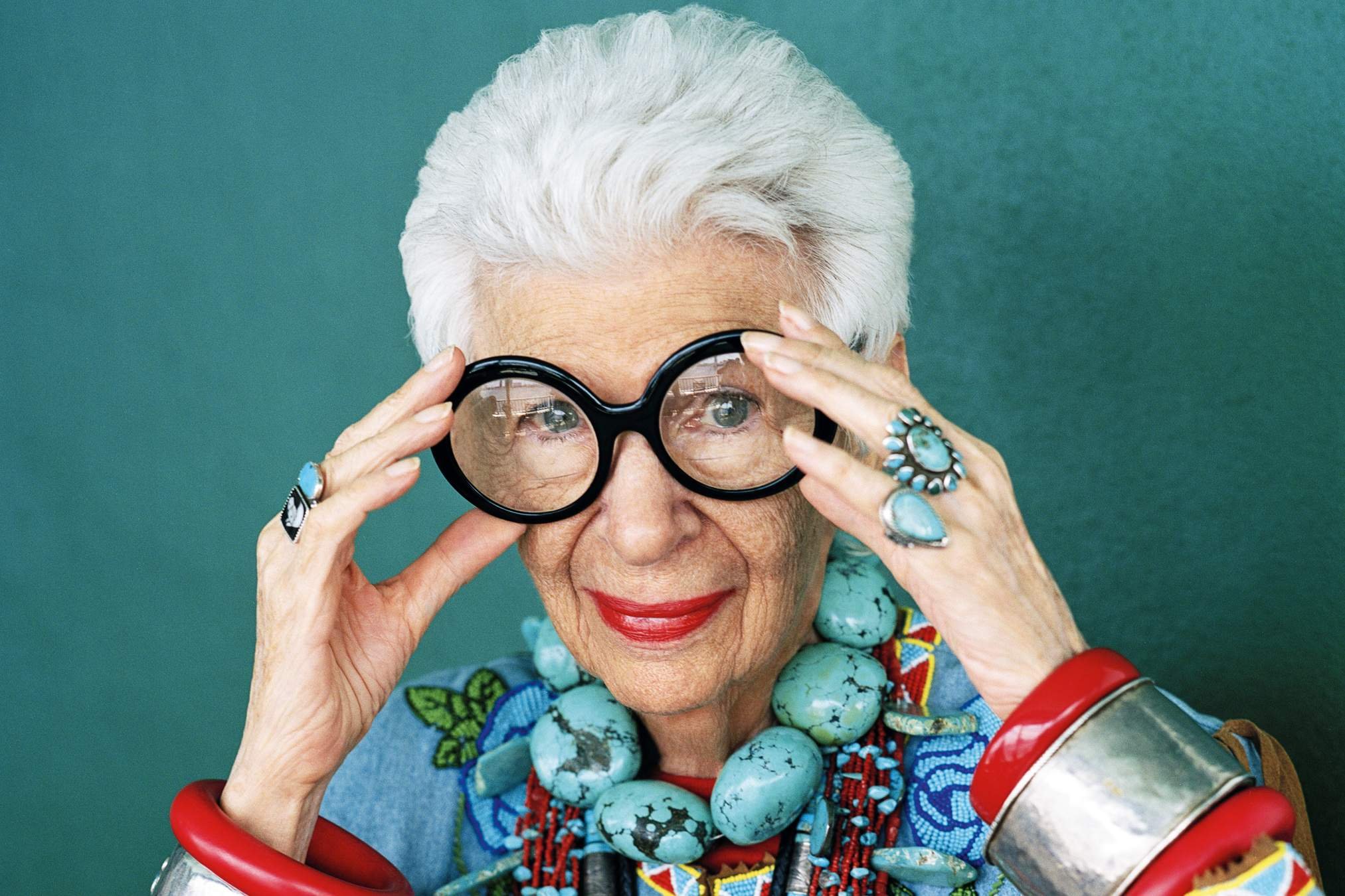 Интересная бабушка. Айрис Апфель Возраст. Столетняя модель Апфель. Iris Apfel 100.