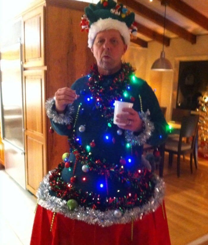 прикольные новогодние костюмы. леди гага новый год. прикольные наряды на новый год. смешные костюмы. новогодний свитер.