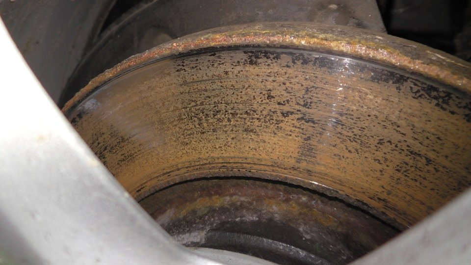 Коррозия тормозных дисков. Ржавые колодки. Коррозия на тормозных дисках. Ржавеют тормозные диски. Ржавые тормозные диски на колесах.