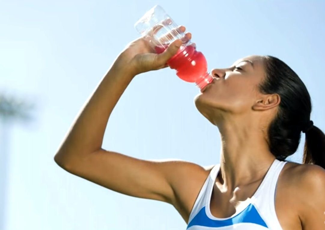 Что попить для энергии женщинам. Спортивные напитки. Спортивные напитки изотоники. Спортсмены. Спортивная девушка пьет воду.