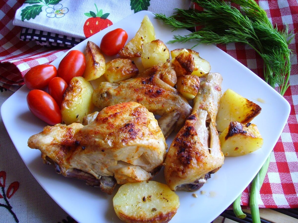 Что приготовить на ужин из голени. Курица с картошкой. Курица с картошкой в духовке. Картофель с курицей в духовке. Жареная курица с картошкой.