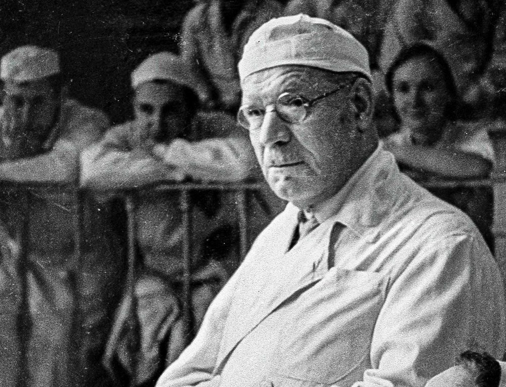 Сова врач хирург. Вишневский александр александрович младший. Операция в больнице ссср. Врач рогозов леонид иванович. Александр вишневский хирург.