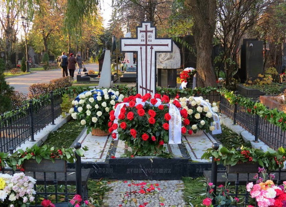 Могила галины вишневской на новодевичьем кладбище фото