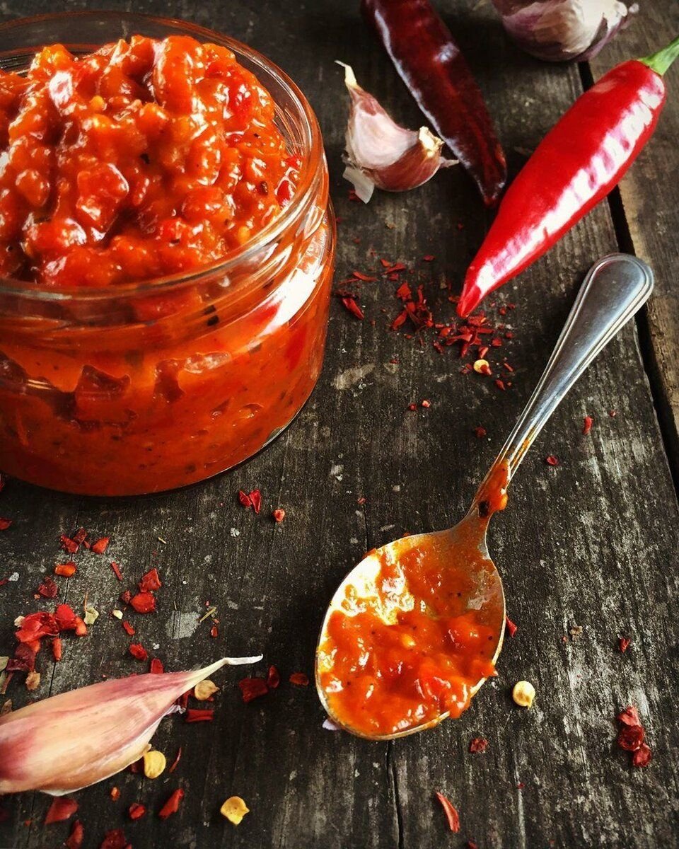 Турецкий острый соус. Сербский соус айвар. Подлива с паприкой. Соус из запеченных перцев. Соус из перца.