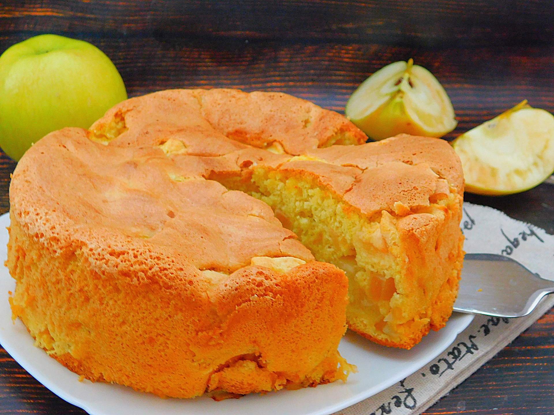 Рецепт пышной шарлотки с яблоками в духовке