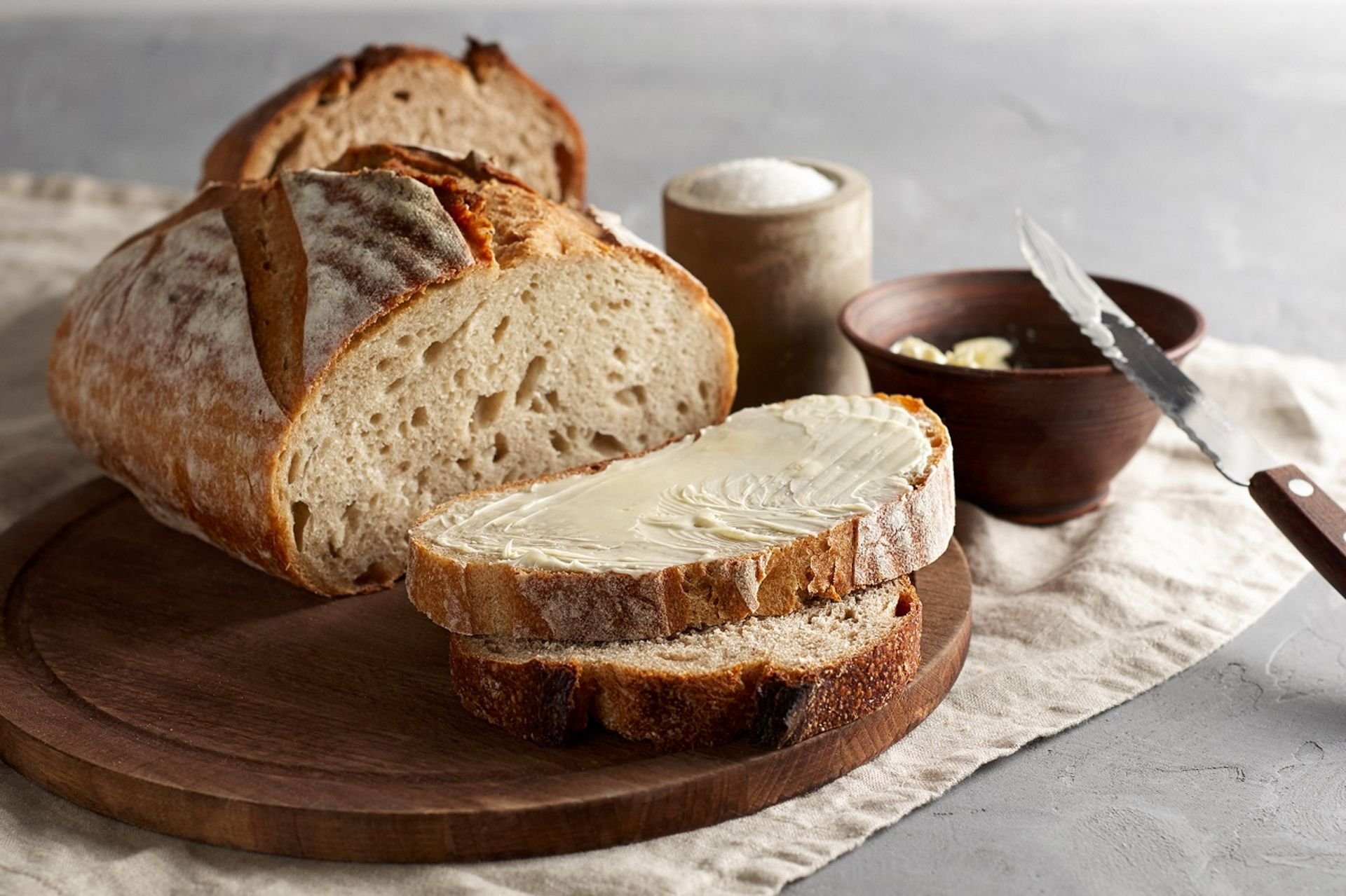 Хлеб на закваске с маслом