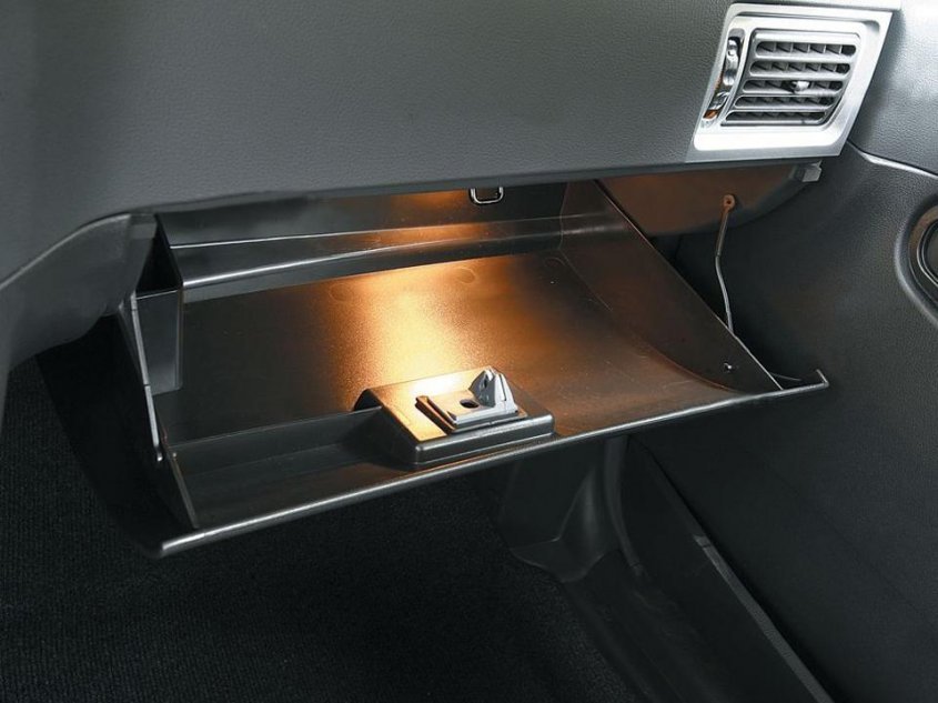 Бардачок центральный outlander 3. Бардачок поло седан. Что в перчаточном ящике у автомобиля. Документы в бардачке. Что в перчаточном ящике у автомобиля.