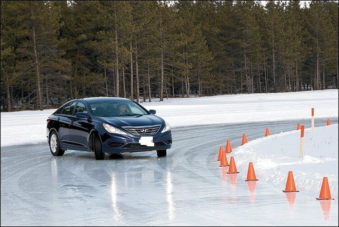 Почему колеса автомобиля пробуксовывают на скользкой дороге