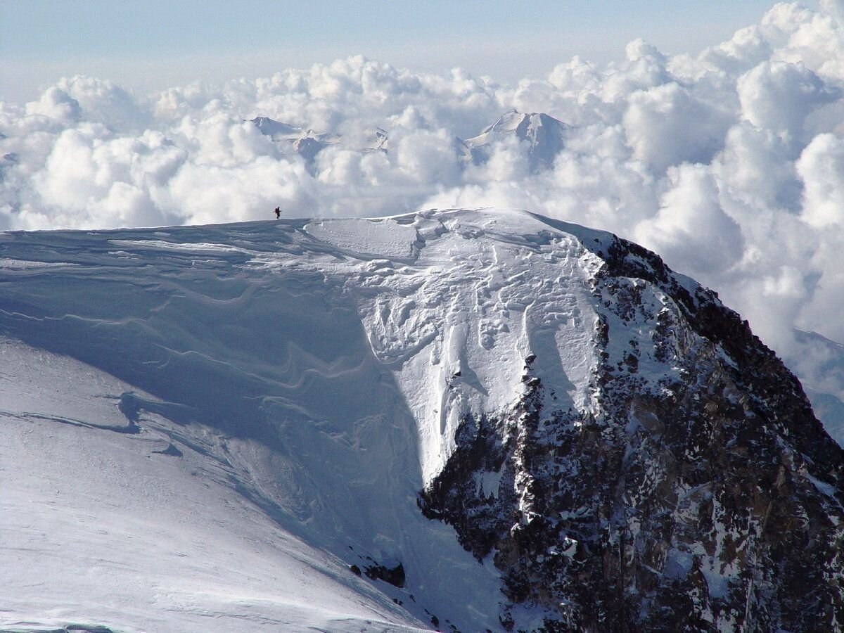 Самая высокая гора россии высотой 5642. Эльбрус Южный склон восхождение. Эльбрус Южная вершина. Восточная вершина Эльбруса. Восхождение на вершину Эльбруса.