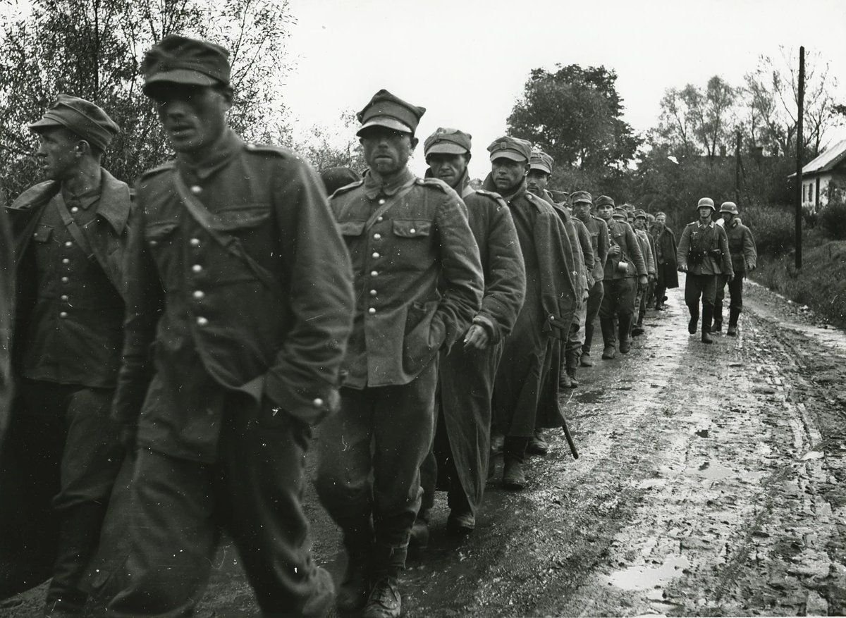 Почему германцев. Пленные польские солдаты 1939. Польские военнопленные 1939. Немецкие пленные Польша 1939. Польские военнопленные 1939 в СССР.