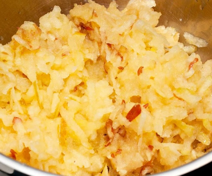 пирог с тертыми яблоками. тёртый пирог с яблоками рецепт. запеканка с яблоками и медом. шарлотка на противне. тертые яблоки.