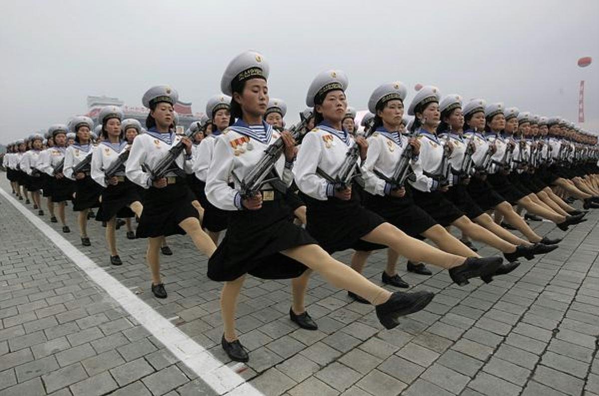 Парад Северной Кореи женщины маршируют