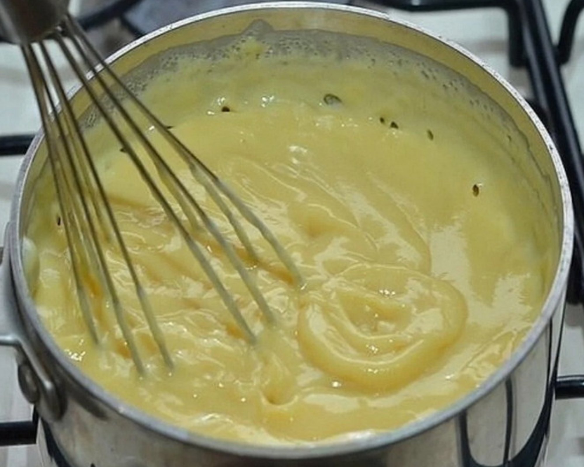 Рецепт заварного крема с маслом сливочным. Заварной крем. Торт с заварным кремом. Приготовление заварного крема. Заварной крем классический для торта.