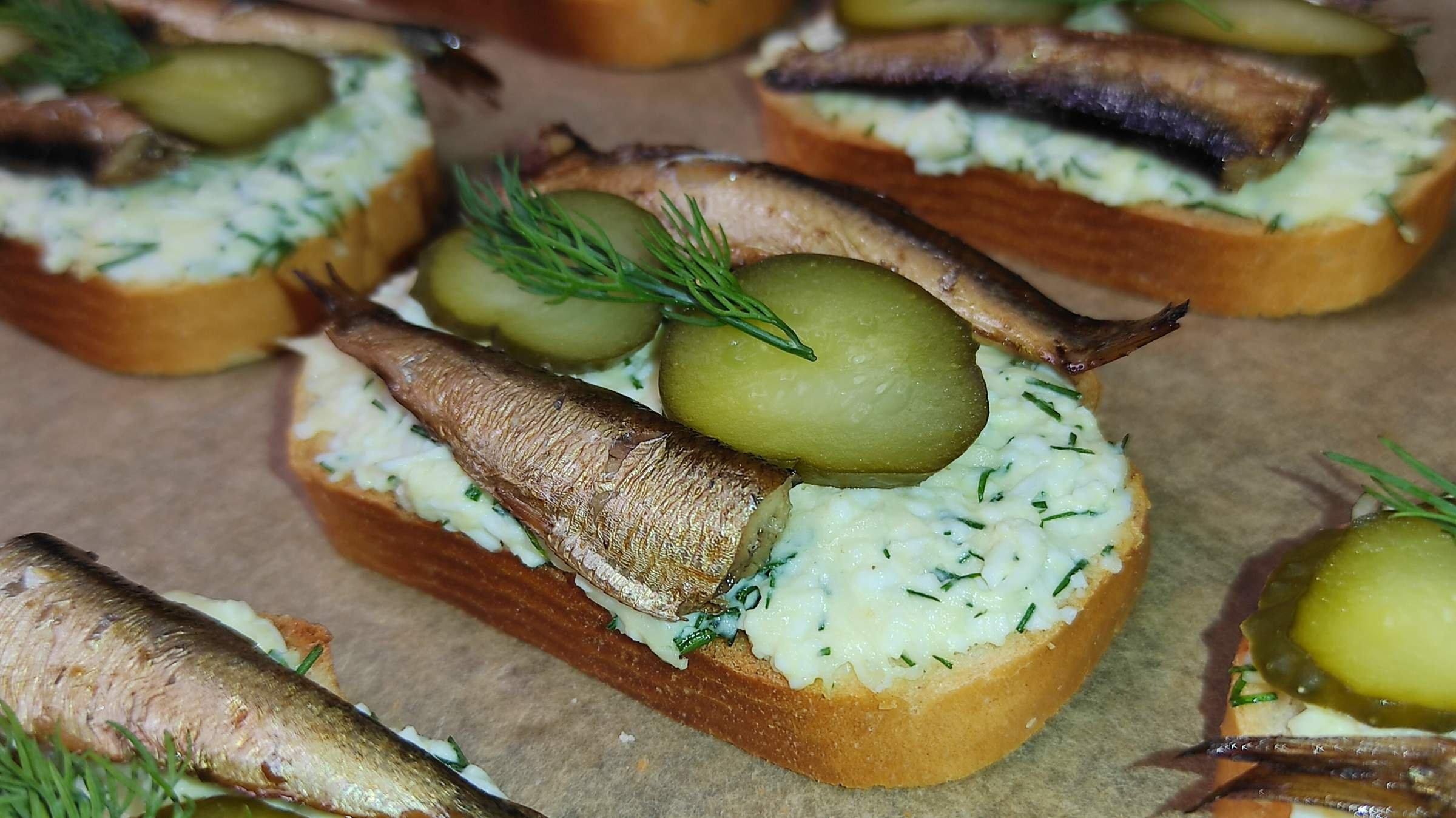 Бутерброды с шпротами с черным хлебом рецепты с фото на праздничный стол