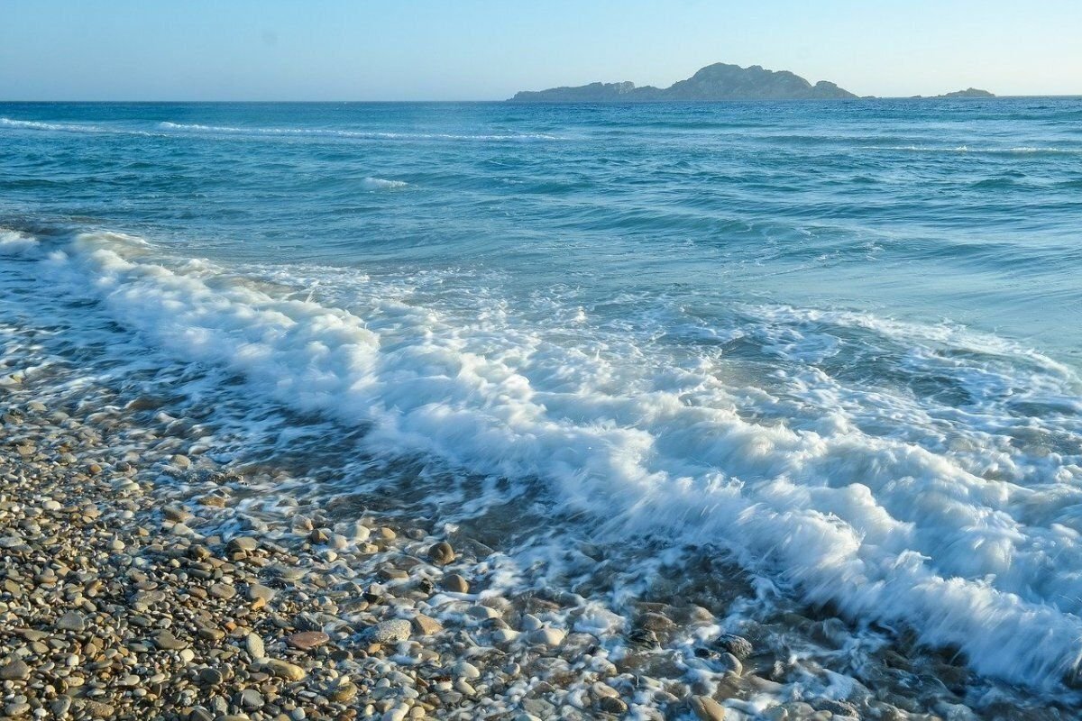 Вода в море в сочи. Каменистые пляжи черного моря. Галечный пляж Сочи. Морская волна Лазаревское. Каменистый пляж Сочи.