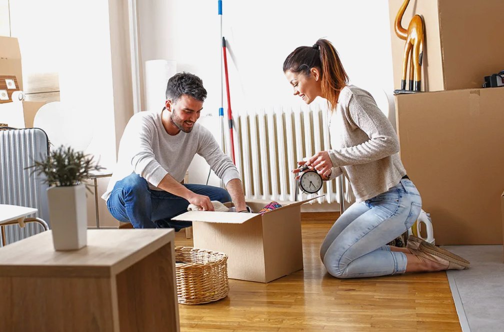 Счастливая семья в квартире. Придаточные предложения места. Много мест предложение. Переезжаю в новый кабинет. Семья жилье.