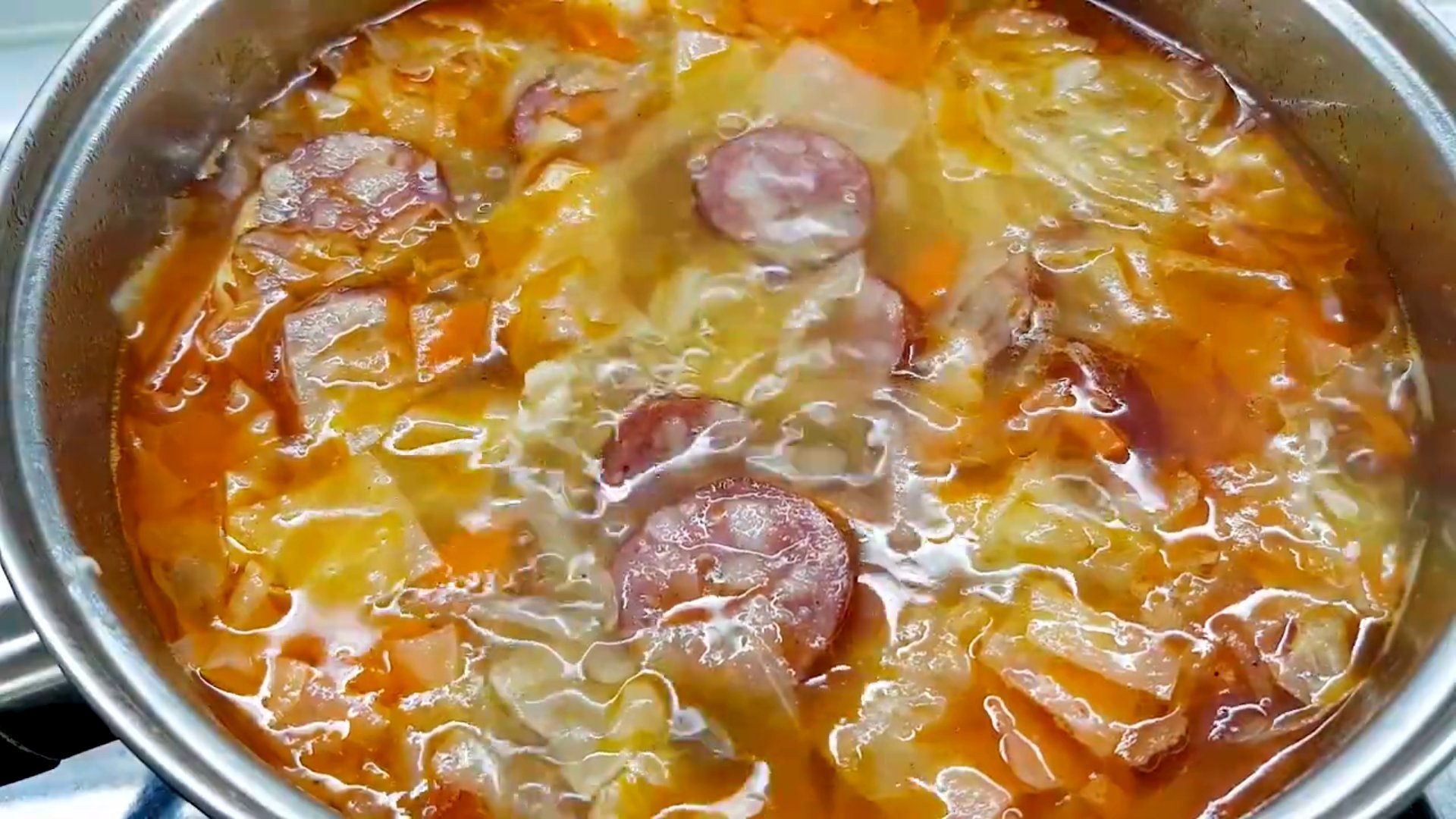 Суп 5 букв. Борщ с грибами и стручковой фасолью. Борщ со стручковой фасолью. Лапша лук морковь томат соль. Постный борщ с фасолью и грибами рецепт