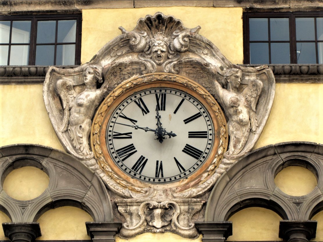 Италия часы время