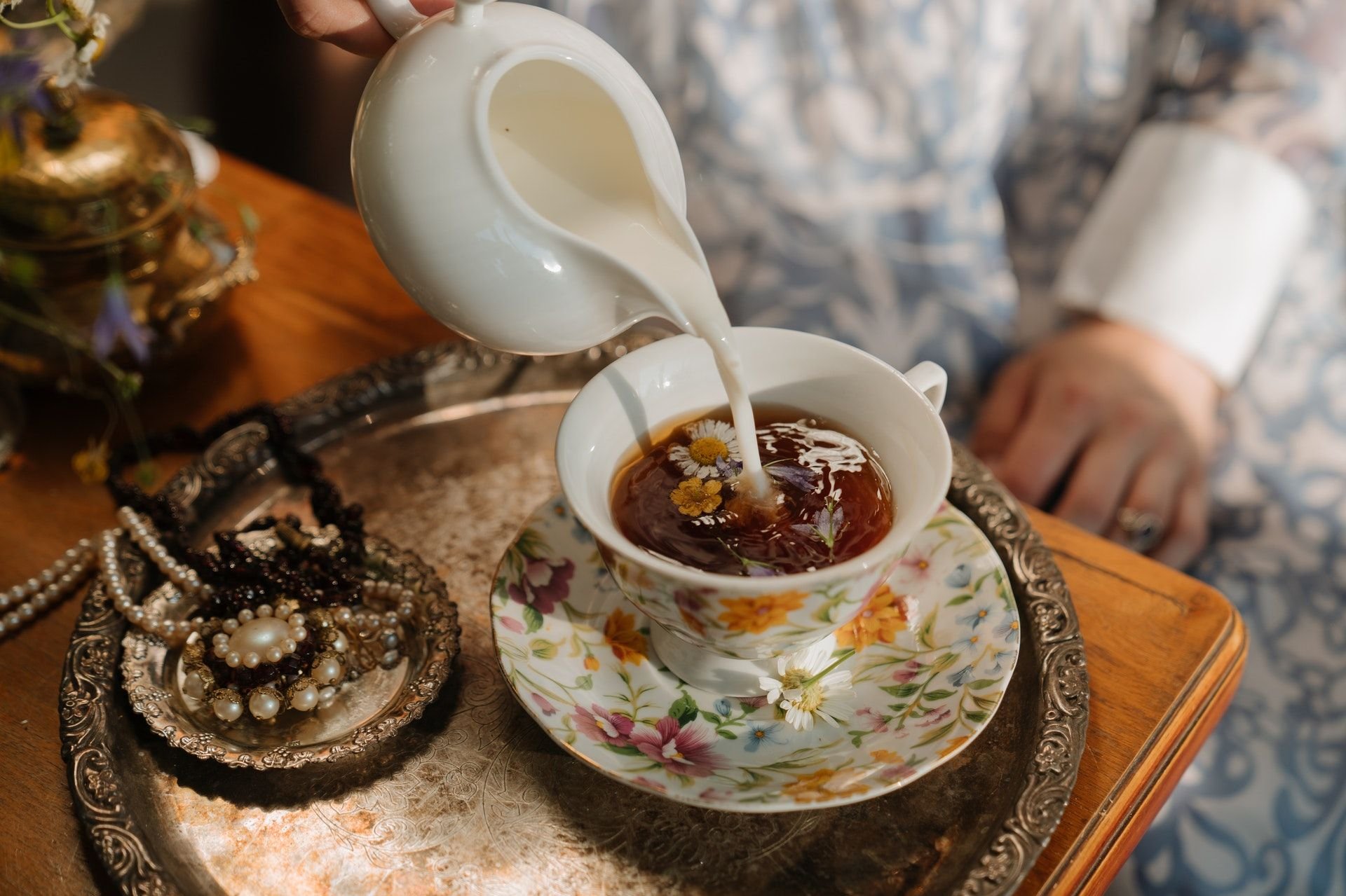 Чай с молоком. Чай с молоком в чайнике. Чай с молоком вкусный.. Чай с молоком Казань. Чай с молоком и цветами.