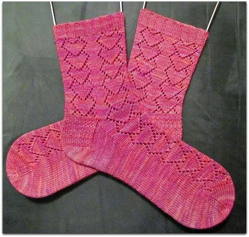 Вязание носок на спицах с узорами