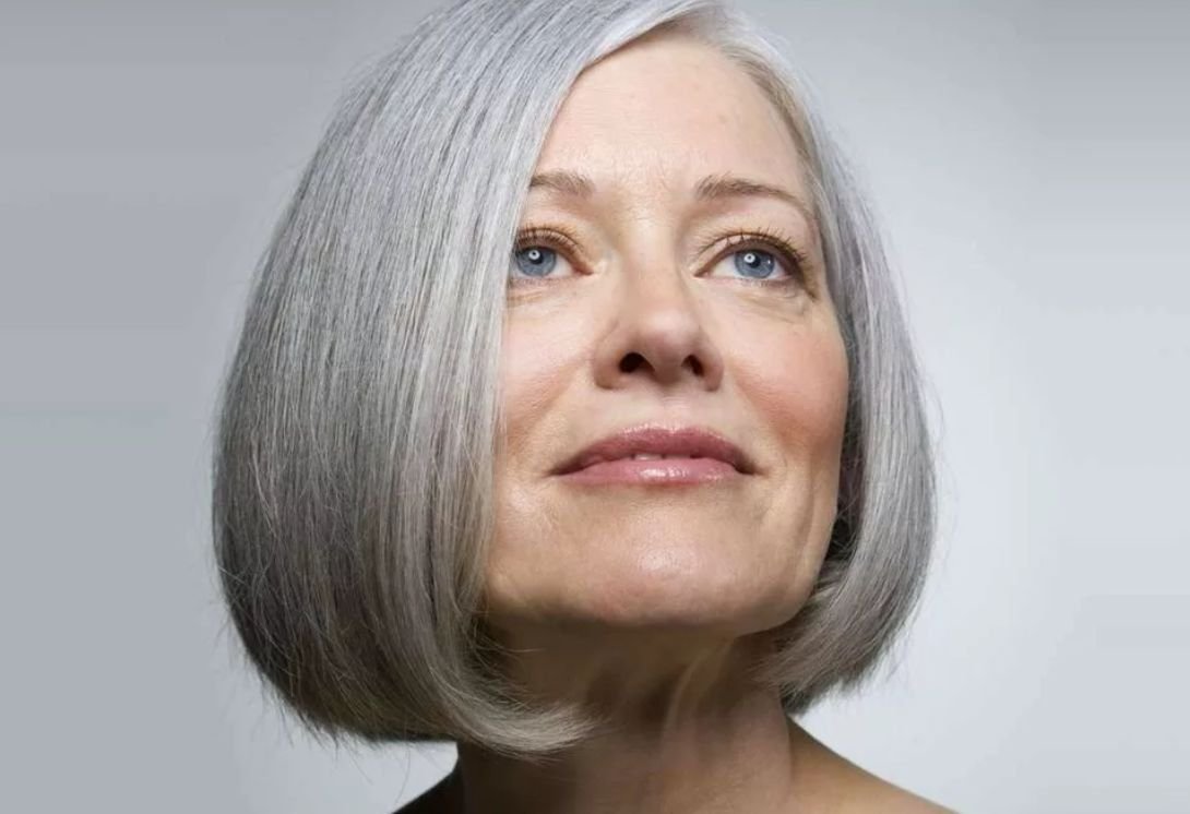 Стрижка женская на среднюю длину волос после 50 лет чтобы выглядеть моложе фото