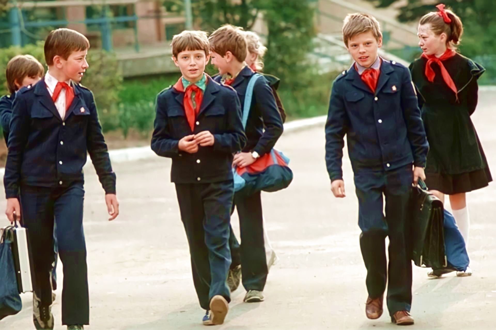 26 февраля идти в школу. Школьная форма CCCР. Советская Школьная форма для мальчиков. Школьная форма СССР для мальчиков. Школьная форма в 80-е годы.