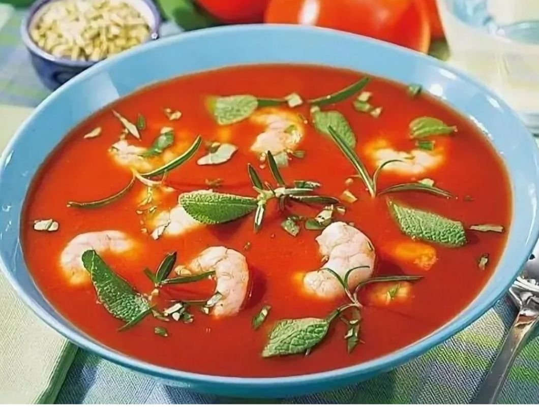 Рецепт вкусного супа с креветками. Томатный гаспачо с креветками. Томатный крем суп с моцареллой. Томатный суп-пюре с креветками. Таматни суп с креветками.
