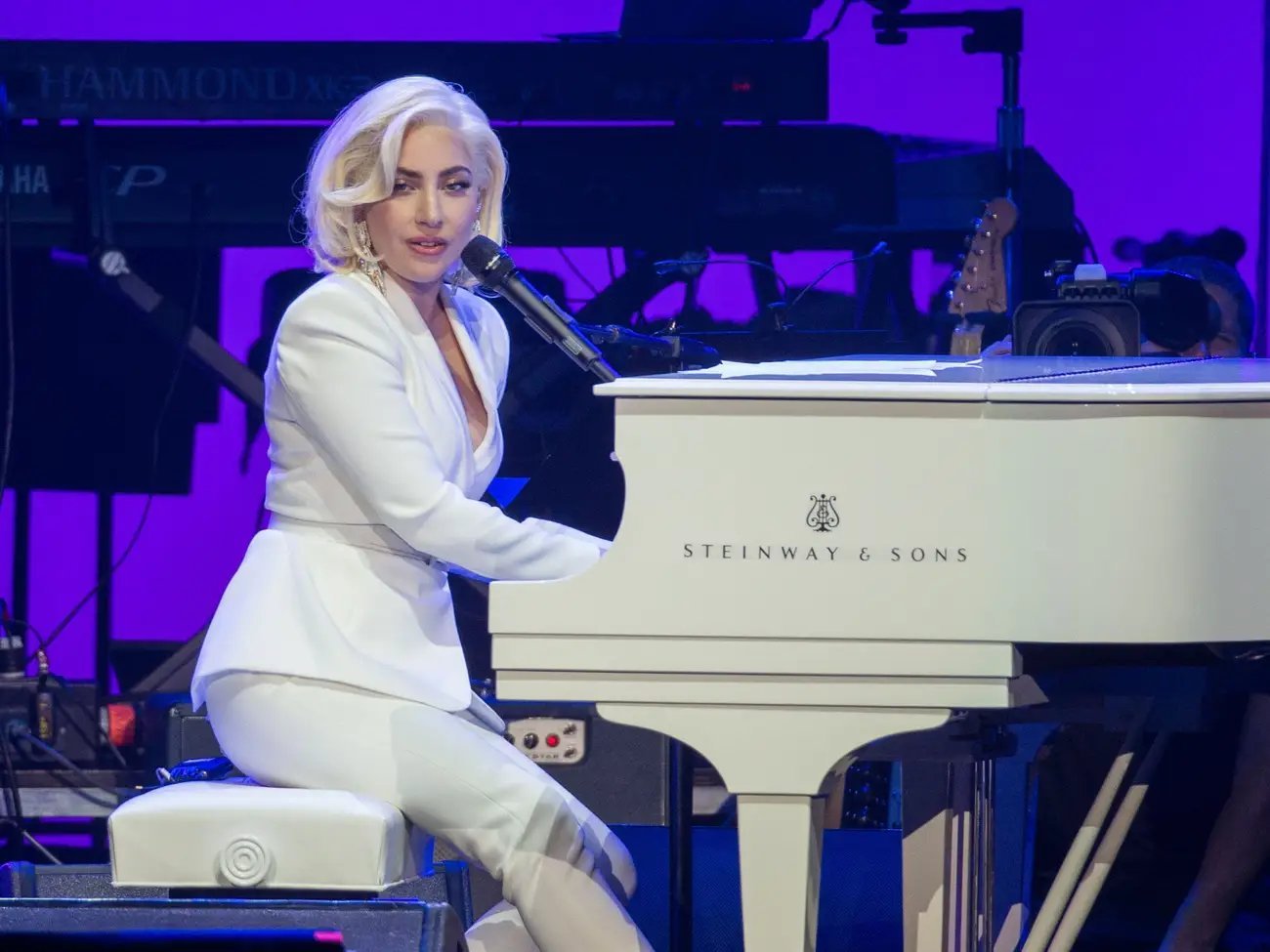 Lady gaga piano. Леди Гага на пианино. Концерт фортепиано Lady Gaga. Концерт фортепиано fladygaga. Lady Gaga Jazz Piano.