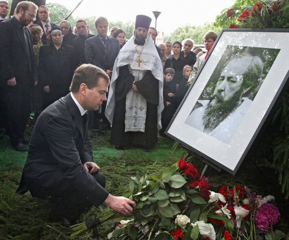 президент России Дмитрий Медведев прощается с великим русским писателем